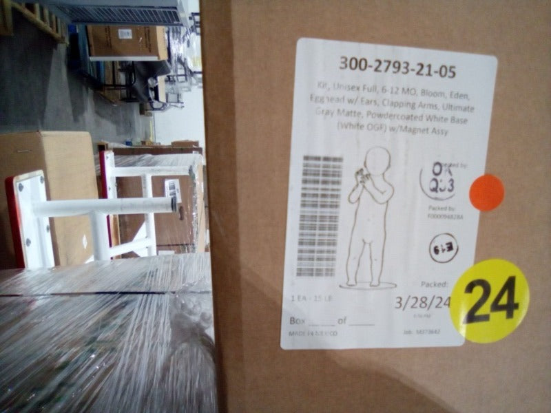 Mixed Mannequins & Picnic Tables - Load #261222