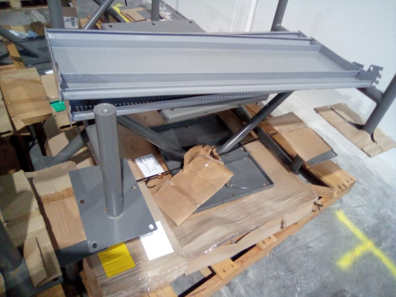 Mixed Mannequins & Picnic Tables - Load #261222