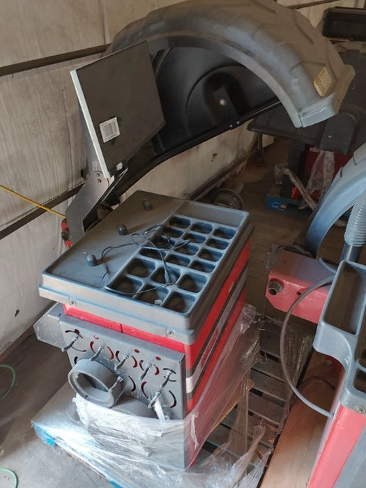 Coats Tire Balancer (2) , Coats Rim Clamp Tire Changer (1) , COATS 1250-2D (3)  - Load #299963